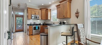 Clean Downtown Luxury Home — Walk to Broadway