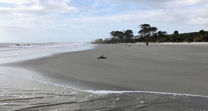 Charming Custom Carriage House on 40 Acres! Only 5 minutes to Beaufort's Bay St.