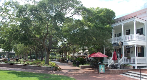 Charming Custom Carriage House on 40 Acres! Only 5 minutes to Beaufort's Bay St.
