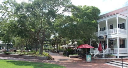 Charming Custom Carriage House on 40 Acres! Only 5 minutes to Beaufort's Bay St.