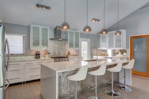 Luxury Home w/Mountain Views, Oversized Salt Water Pool & Style!