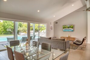 Dining - Luxury Home w/Mountain Views, Oversized Salt Water Pool & Style! (Palm Springs)