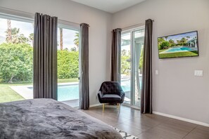 4 bedrooms, desk, iron/ironing board, travel crib