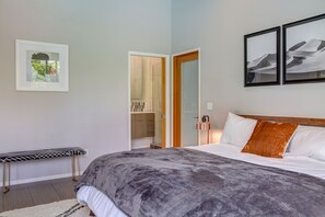 4 slaapkamers, een bureau, een strijkplank/strijkijzer, reisbedje