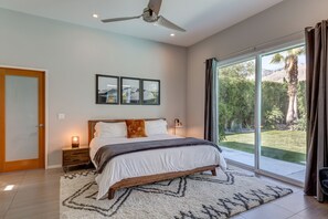 4 bedrooms, desk, iron/ironing board, travel crib