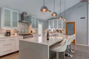 Wasserkocher mit Kaffee-/Teezubehör, Kühlschrank, Mikrowelle, Ofen