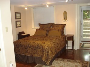 2 bedrooms, desk, iron/ironing board, WiFi