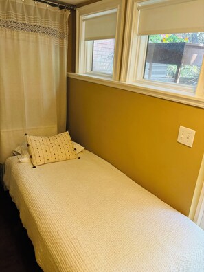 2 bedrooms, desk, iron/ironing board, WiFi - NESTLED IN PRIME CAPITOL HILL LOCATION - STEPS AWAY TO EVERYTHING! (Washington)