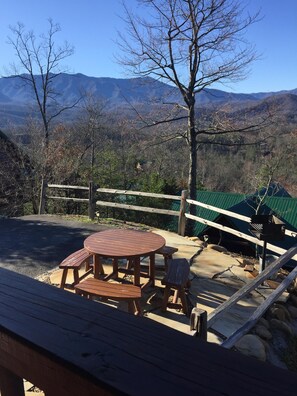 Outdoor dining - Best Mt Views! 3 K Suites on 3 Levels! HOT TUB, ARCADE,
BILLIARDS! Open 5/13-17! (Gatlinburg)