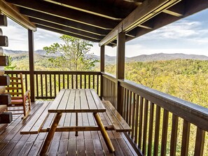 Outdoor dining - Best Mt Views! 3 K Suites on 3 Levels! HOT TUB, ARCADE,
BILLIARDS! Open 5/13-17! (Gatlinburg)