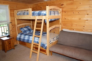 2 chambres, lit de bébé portatif, literie fournie