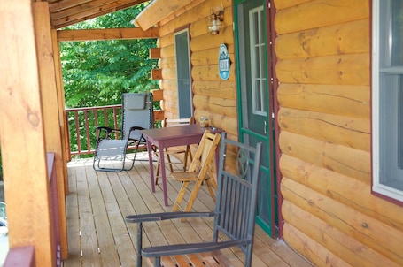 Terrace/patio. Log Cabin in the White Mountains