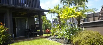 Relaxing Studio Condo Getaway, Minutes From Black Sand Beach *Newly Renovated*