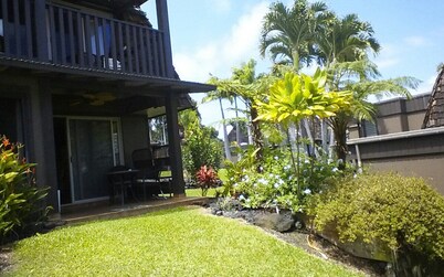 Relaxing Studio Condo Getaway, Minutes From Black Sand Beach *Newly Renovated*