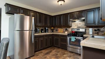 Geladeira, micro-ondas, fogão, cooktop