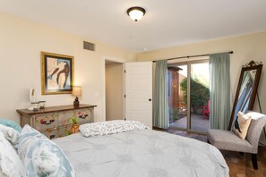 2 bedrooms, desk, iron/ironing board, free WiFi - Number ONE property in Sedona! Walking distance to all Uptown Sedona amenities. (Sedona)