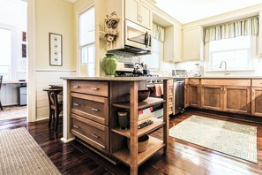 Full-sized fridge, microwave, oven, stovetop