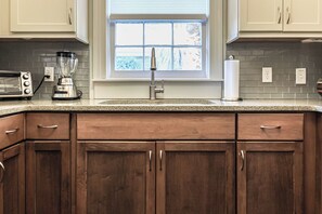 Full-size fridge, microwave, oven, stovetop