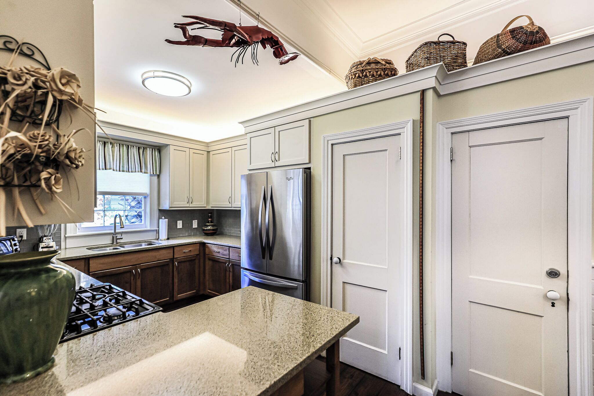 Grand réfrigérateur, micro-ondes, four, plaque de cuisson