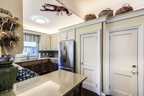 Full-sized fridge, microwave, oven, stovetop - Jingle Bells Square House (Savannah)