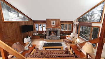 Smart-tv, eldstad, dvd-spelare och böcker