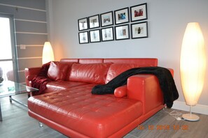 Smart TV, DVD player, ping pong - Beautiful Beach Front 6th Floor Condo (Satellite Beach)