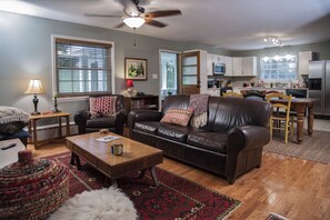 智能电视、壁炉、书