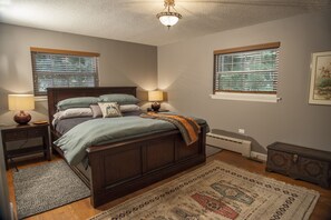 4 bedrooms, desk, iron/ironing board, travel crib