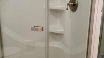 Douche, sèche-cheveux, serviettes fournies, savon
