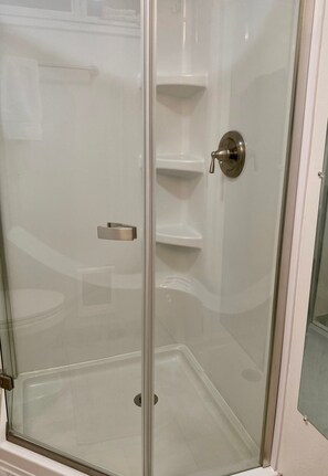 Een douche, een haardroger, handdoeken, zeep