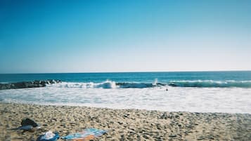 Playa en los alrededores, camastros y toallas de playa