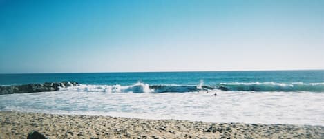 Perto da praia, espreguiçadeiras, toalhas de praia 