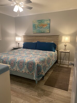 2 slaapkamers, een strijkplank/strijkijzer, internet, beddengoed