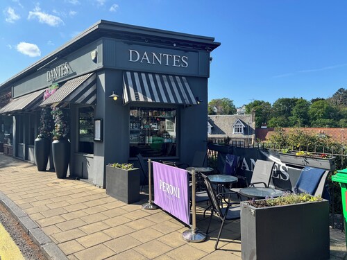 Historic Apartment in Colinton Village with Car Parking