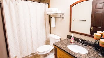 Ensemble douche/baignoire, sĂšche-cheveux, serviettes fournies, savon