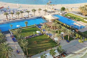 Piscine intérieure, piscine extérieure