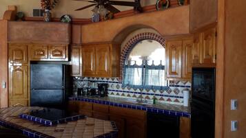 冰箱、微波炉、烤箱、炉灶