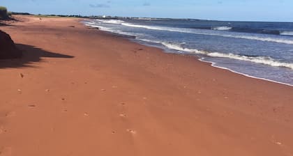 Nagelneues Strandhaus mit drei Schlafzimmern auf schönem Strand.