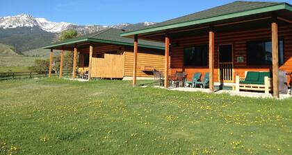 FIVE STAR CABIN ON YELLOWSTONE RIVER!!! THE GRIZZLY DEN CABIN on YNP Riverfront