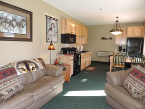 Smart TV, chimenea y libros 