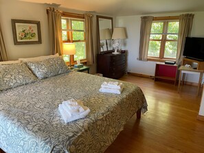 3 bedrooms, desk, iron/ironing board, travel cot