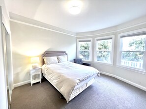 6 bedrooms, travel crib, free WiFi, bed sheets