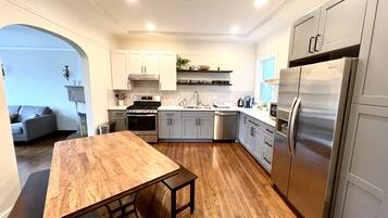 Bouilloire électrique, serviettes en papier, tables à manger