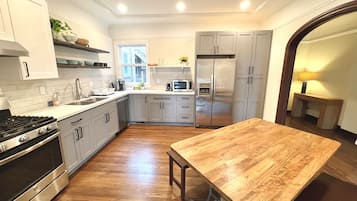 Bouilloire électrique, serviettes en papier, tables à manger