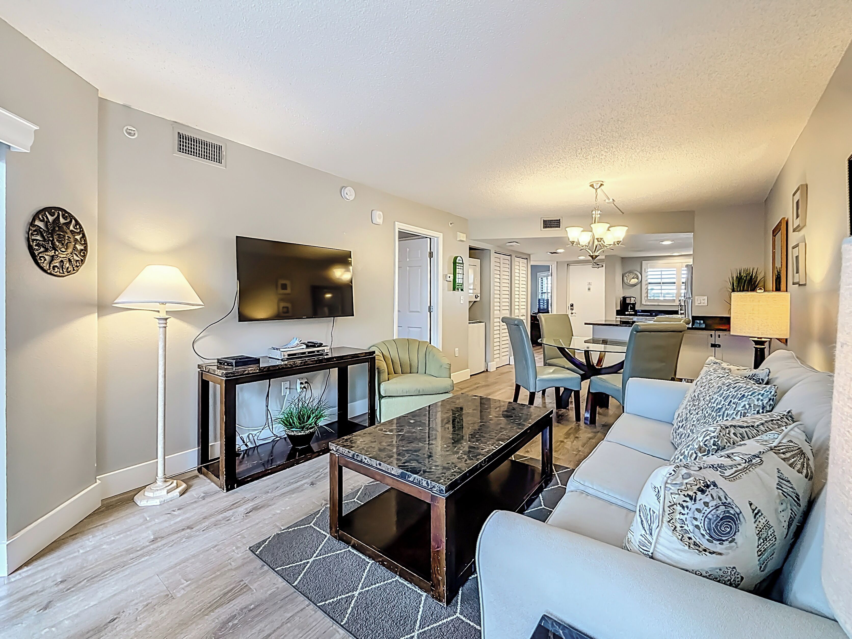 TV connectée, lecteur de DVD, livres, vidéothèque