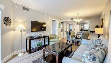 TV connectée, lecteur de DVD, livres, vidéothÚque