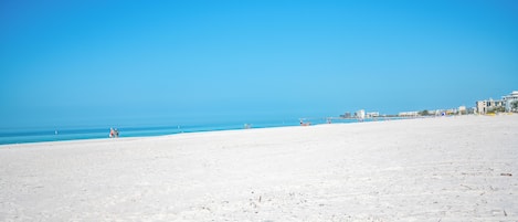 En la playa, camastros y toallas de playa