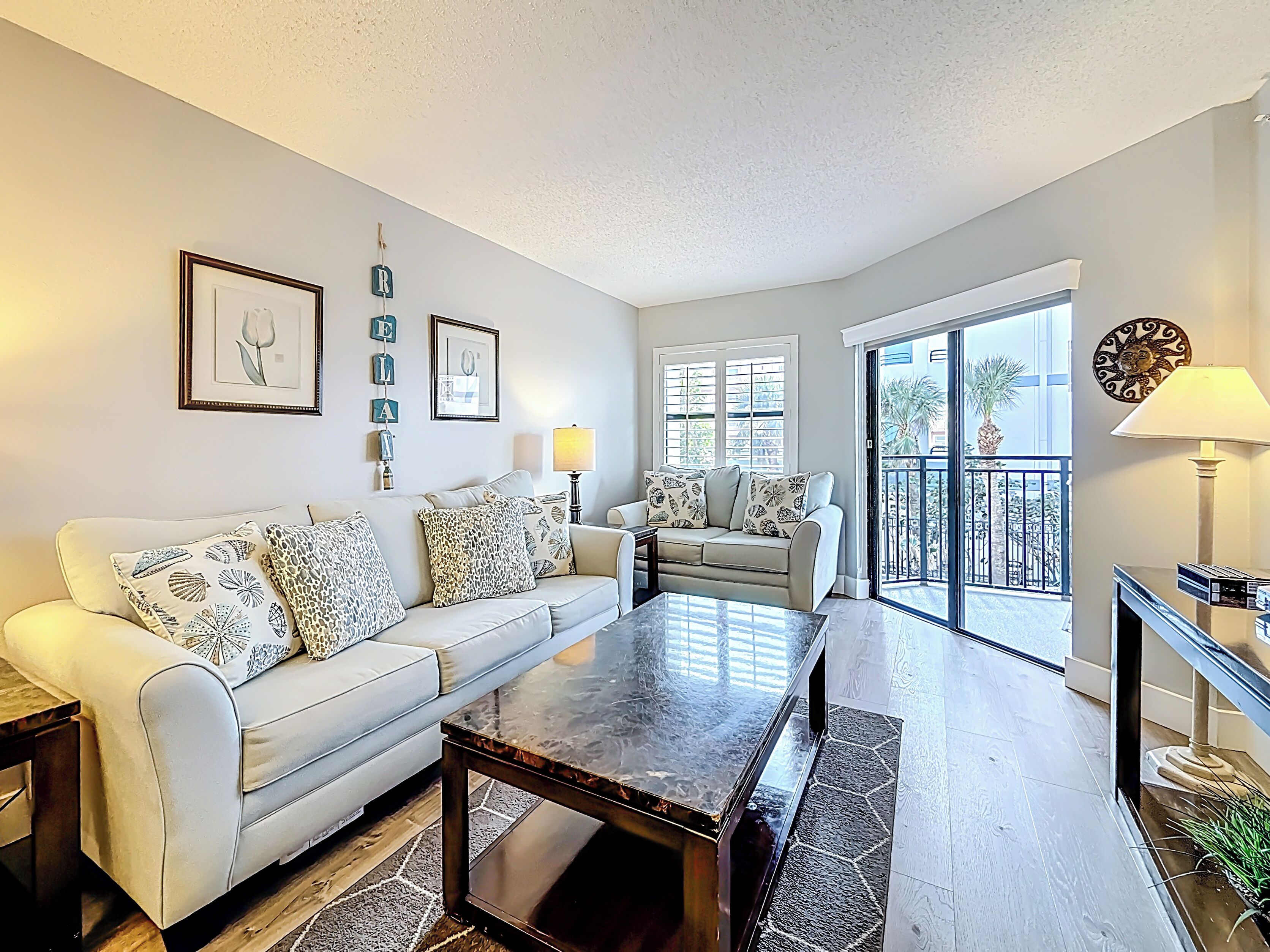 Een smart-tv, een dvd-speler, boeken en een filmbibliotheek