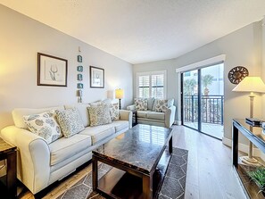 Smart-tv, dvd-afspiller, bøger, videobibliotek