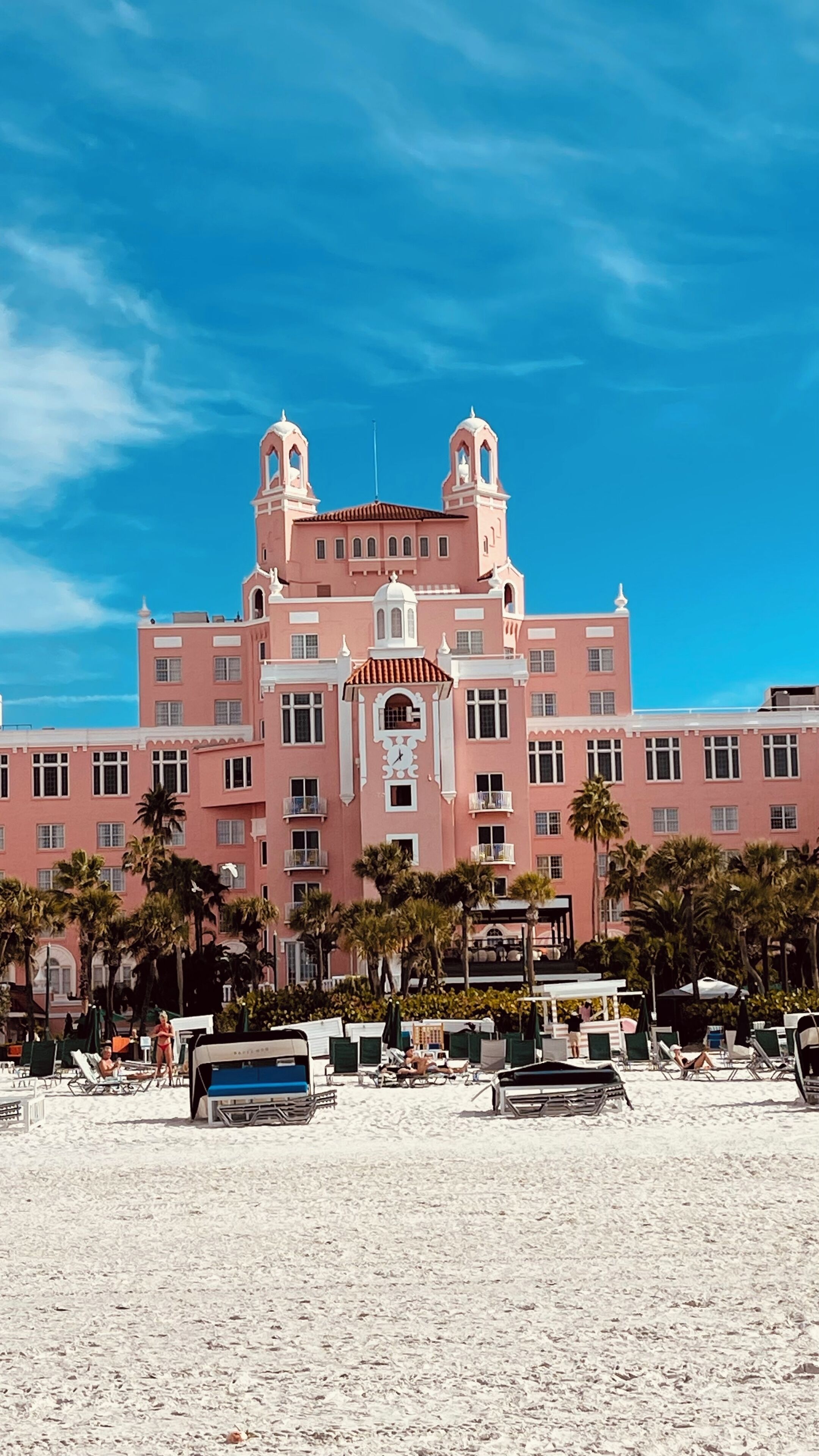 Plage, chaises longues, serviettes de plage